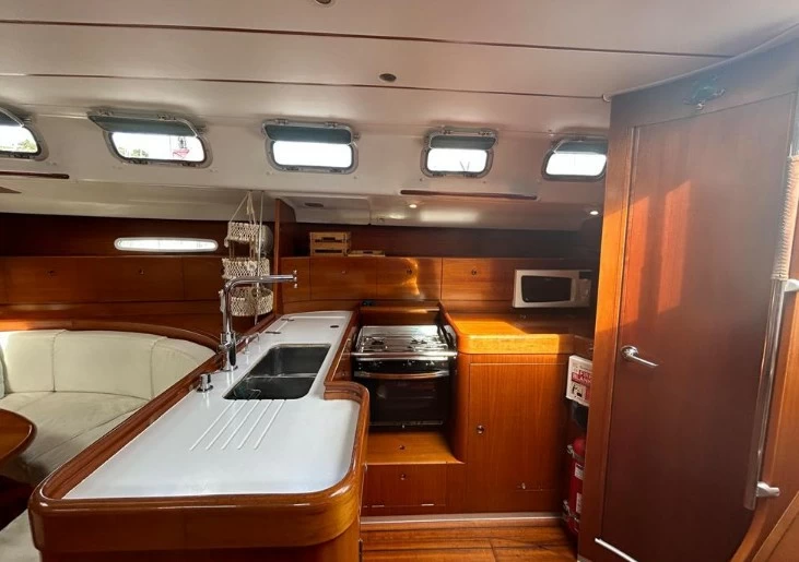 博纳多（Beneteau）锋仕47.7单体帆船厨房