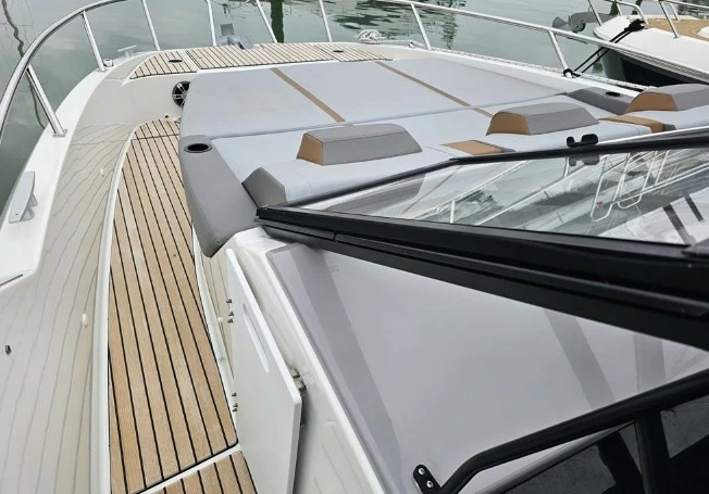 博纳多(Beneteau)飞扬10二手运动游艇前甲板