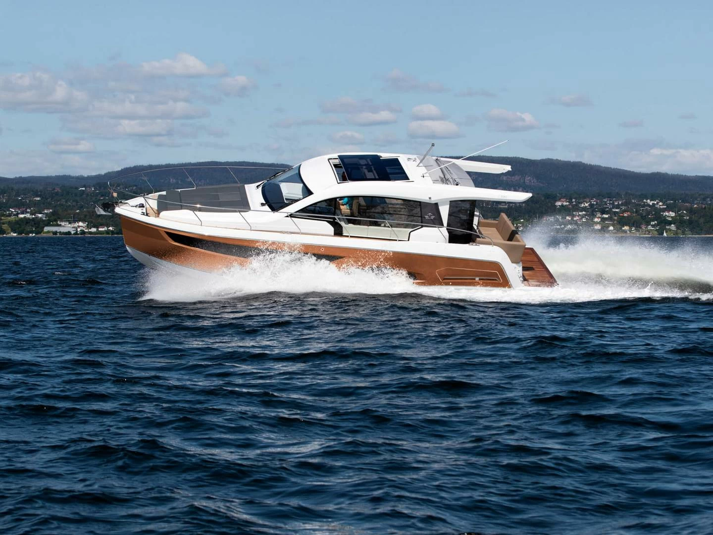 西莱（Sealine）C390运动游艇