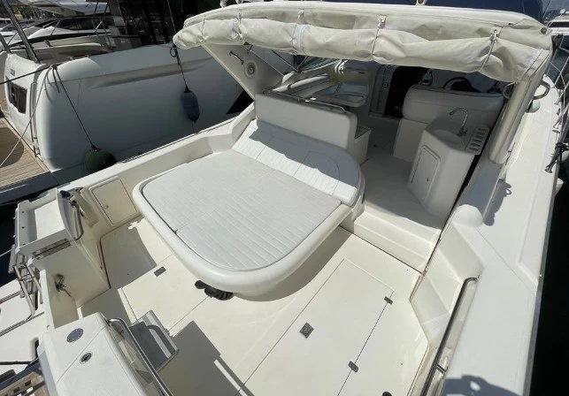 里维埃拉(Riviera)4000运动游艇船尾阳光浴区