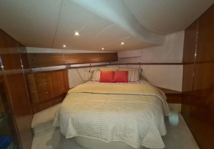 阿兹慕（Azimut）Atlantis47运动游艇卧室
