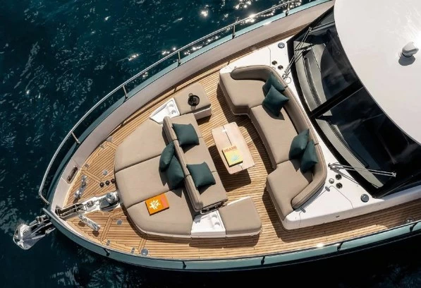 18米阿兹慕（Azimut）Magellano60豪华游艇前甲板