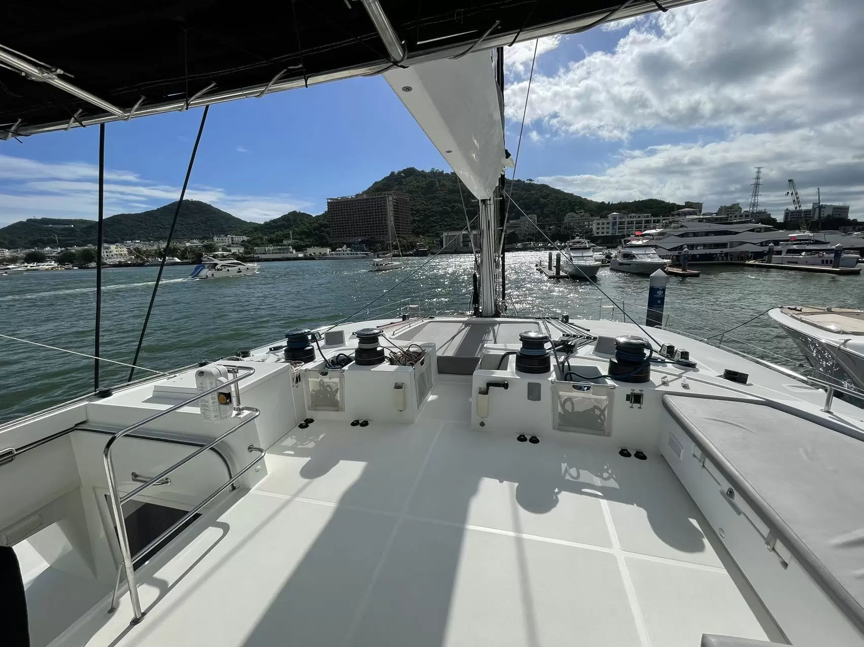 蓝高（Lagoon）620双体帆船前甲板