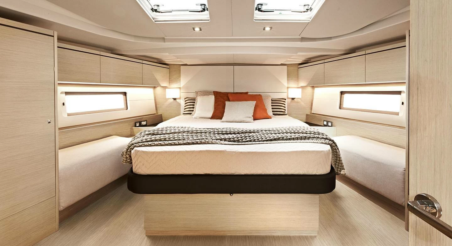 博纳多(Beneteau)遨享仕51.1单体帆船卧室