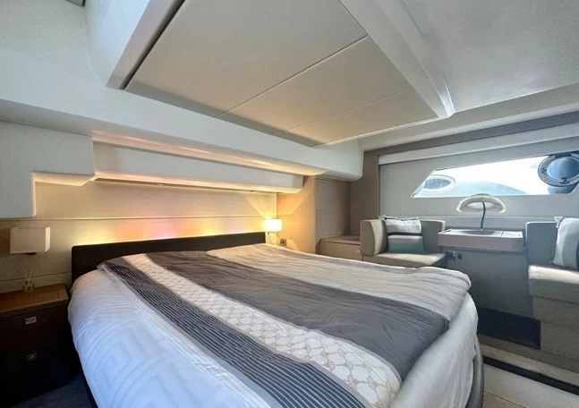 18米沛海驰（Prestige）560S二手运动游艇客舱