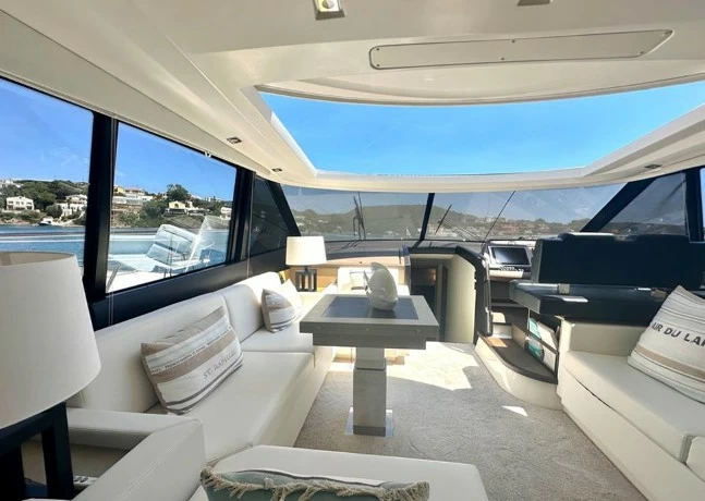 18米沛海驰（Prestige）560S二手运动游艇驾驶舱