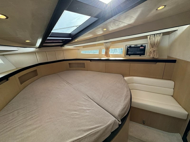 卡帝尔(Galeon)405HTL运动游艇卧室