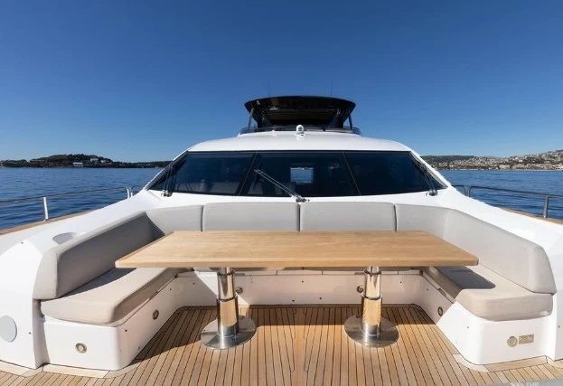 圣汐克（Sunseeker）28M豪华游艇前甲板