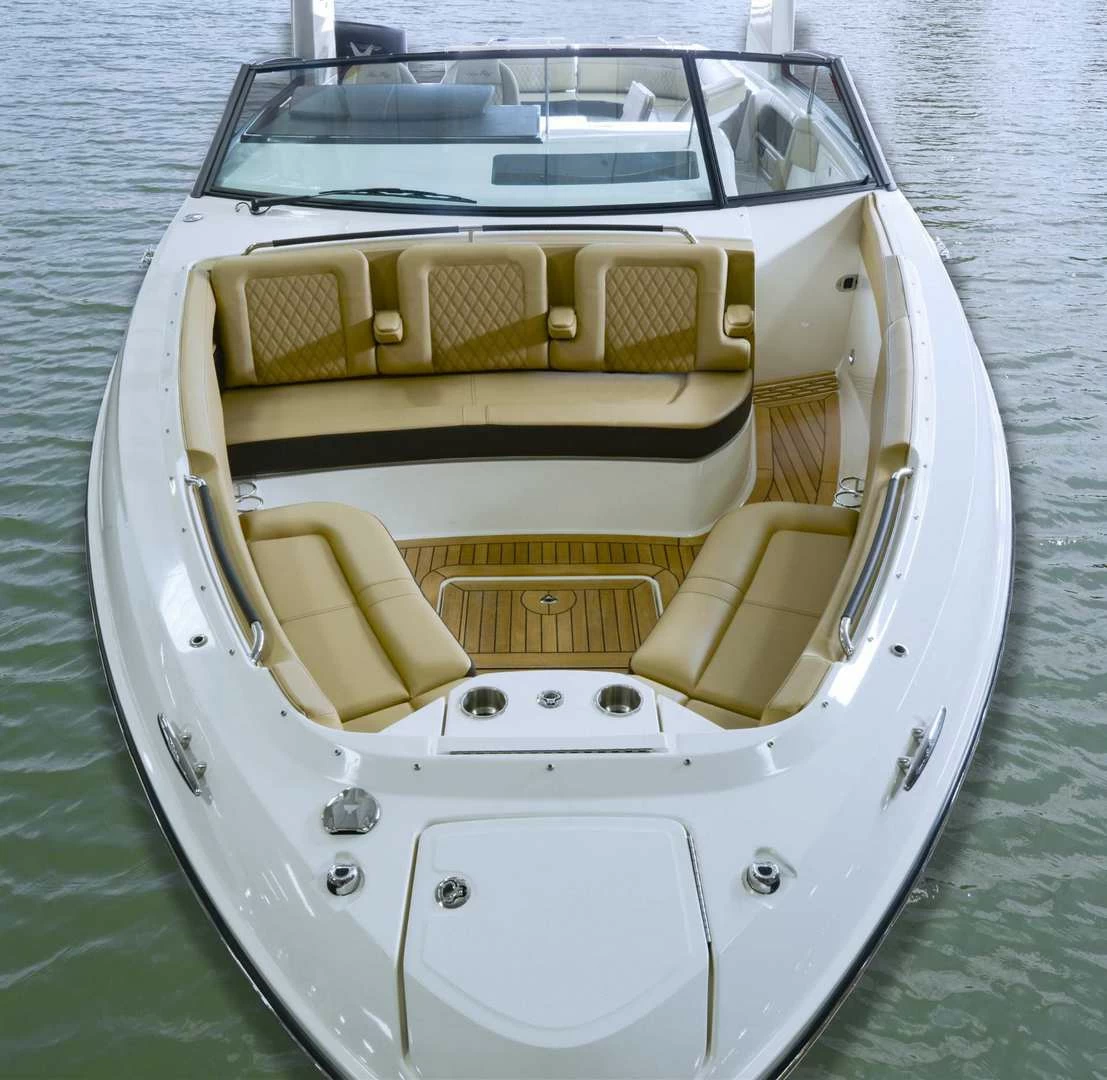 希瑞(SeaRay)SLX400游艇前甲板