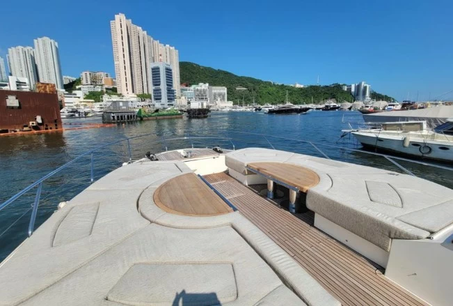 蒙地卡罗(MonteCarlo)MCY70二手豪华游艇前甲板