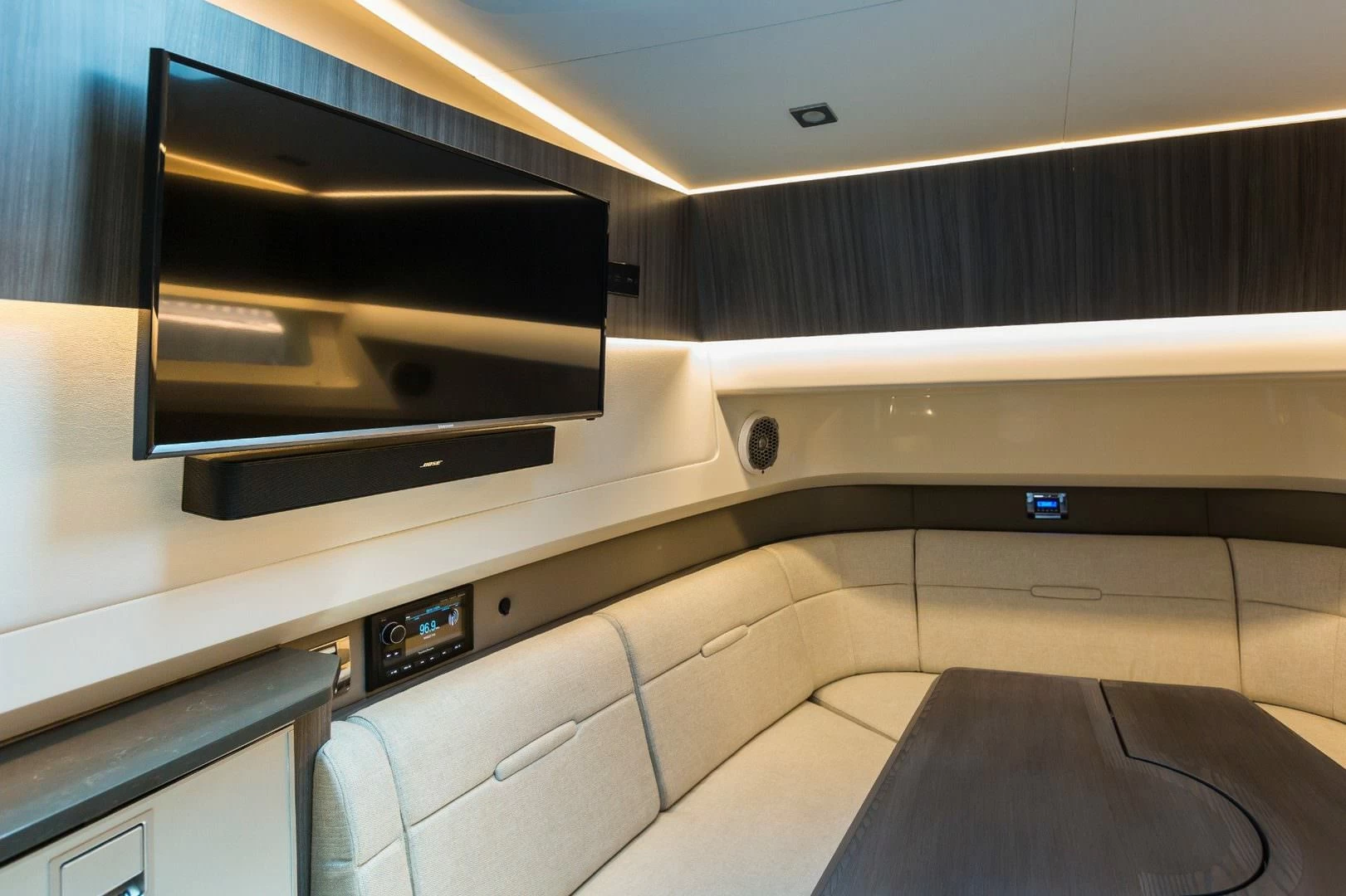 希瑞(SeaRay)SLX400游艇休闲区