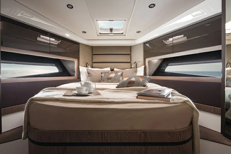 阿兹慕（Azimut）Atlantis43运动游艇卧室