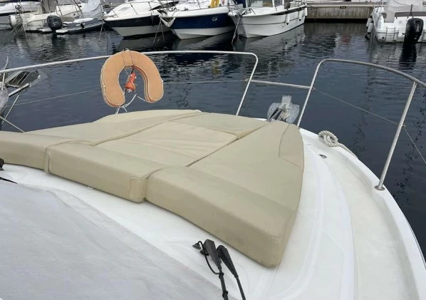 博纳多(Beneteau)安海仕30S二手运动游艇前甲板