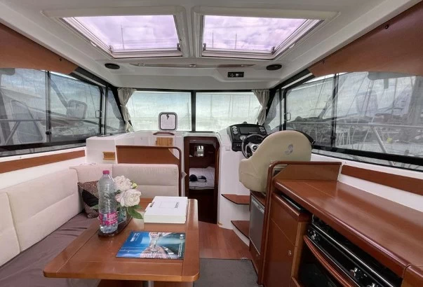 博纳多(Beneteau)安海仕30S二手运动游艇沙发