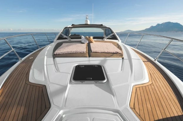 阿兹慕（Azimut）Atlantis43运动游艇前甲板