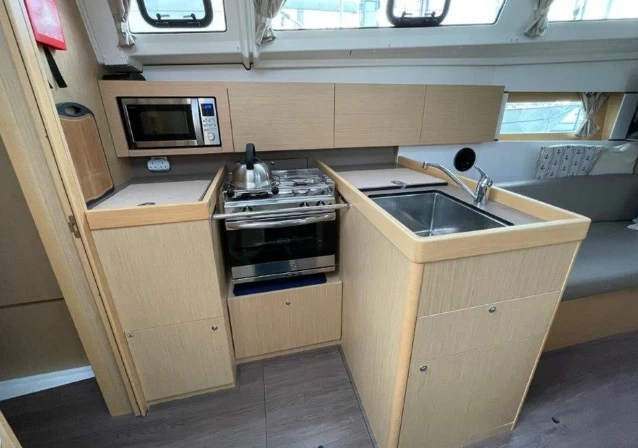 博纳多（Beneteau）遨享仕38.1二手帆船厨房