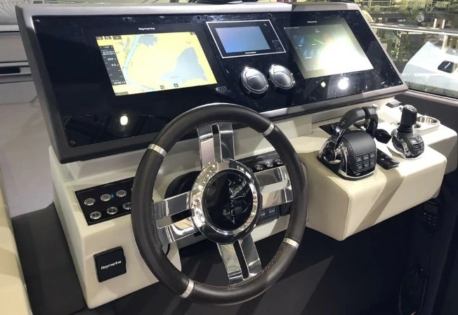 阿兹慕（Azimut）S6Coupe豪华二手游艇中控