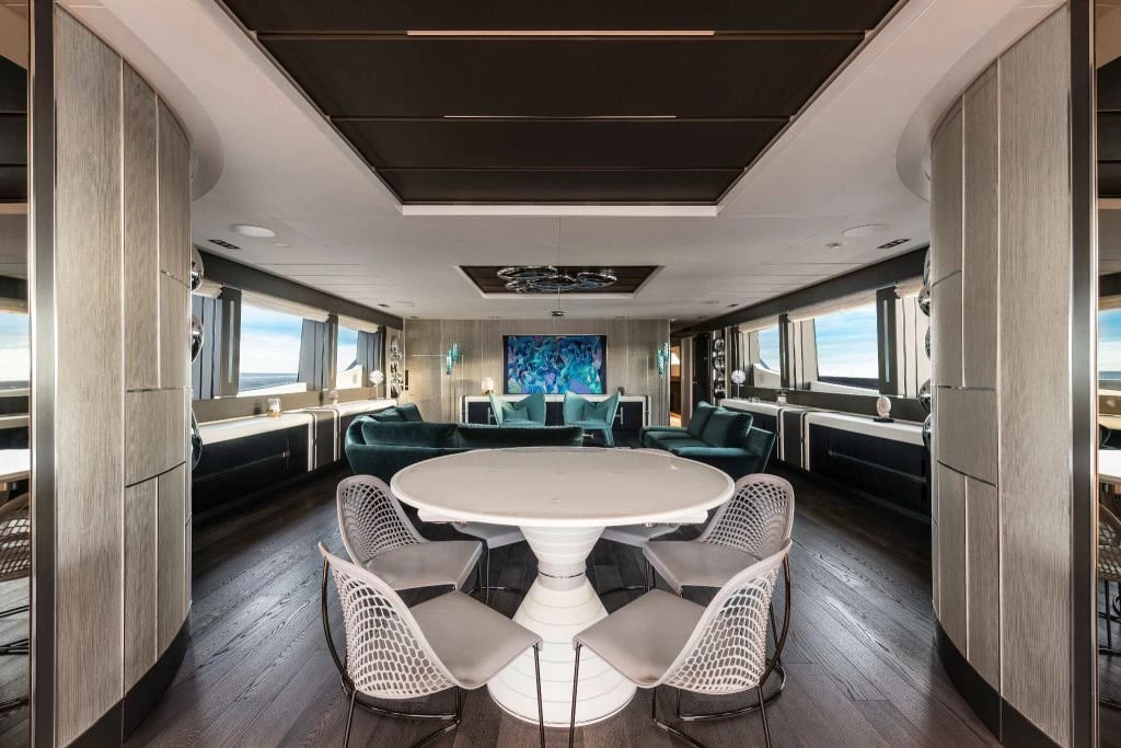 博星(Pershing)140超级游艇餐厅