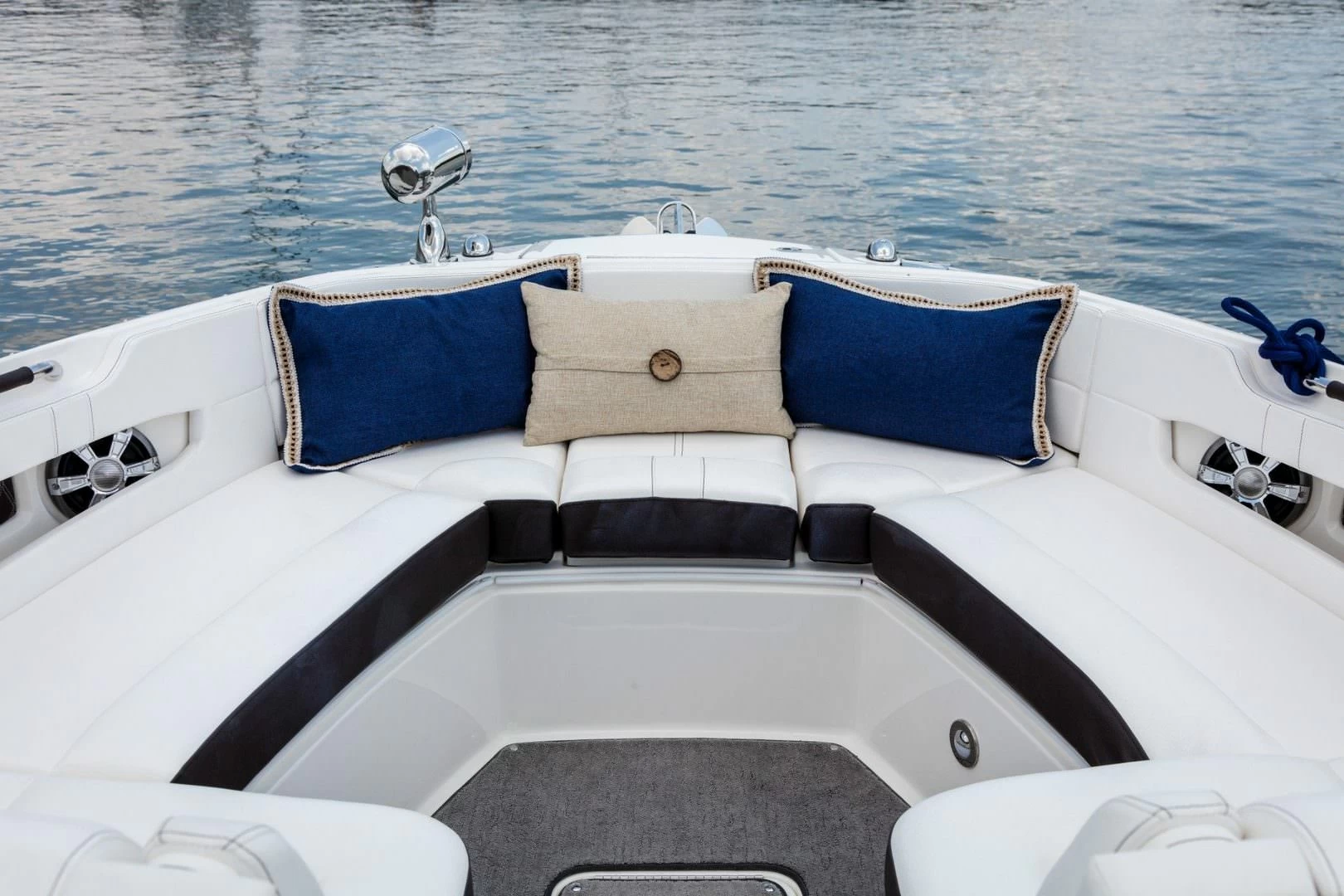 希瑞（SeaRay）SLX310运动快艇前甲板