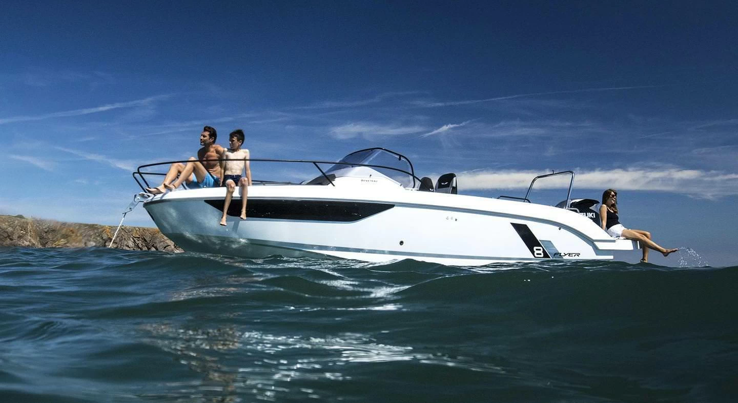 博纳多(Beneteau)飞扬8阳光甲板型运动游艇