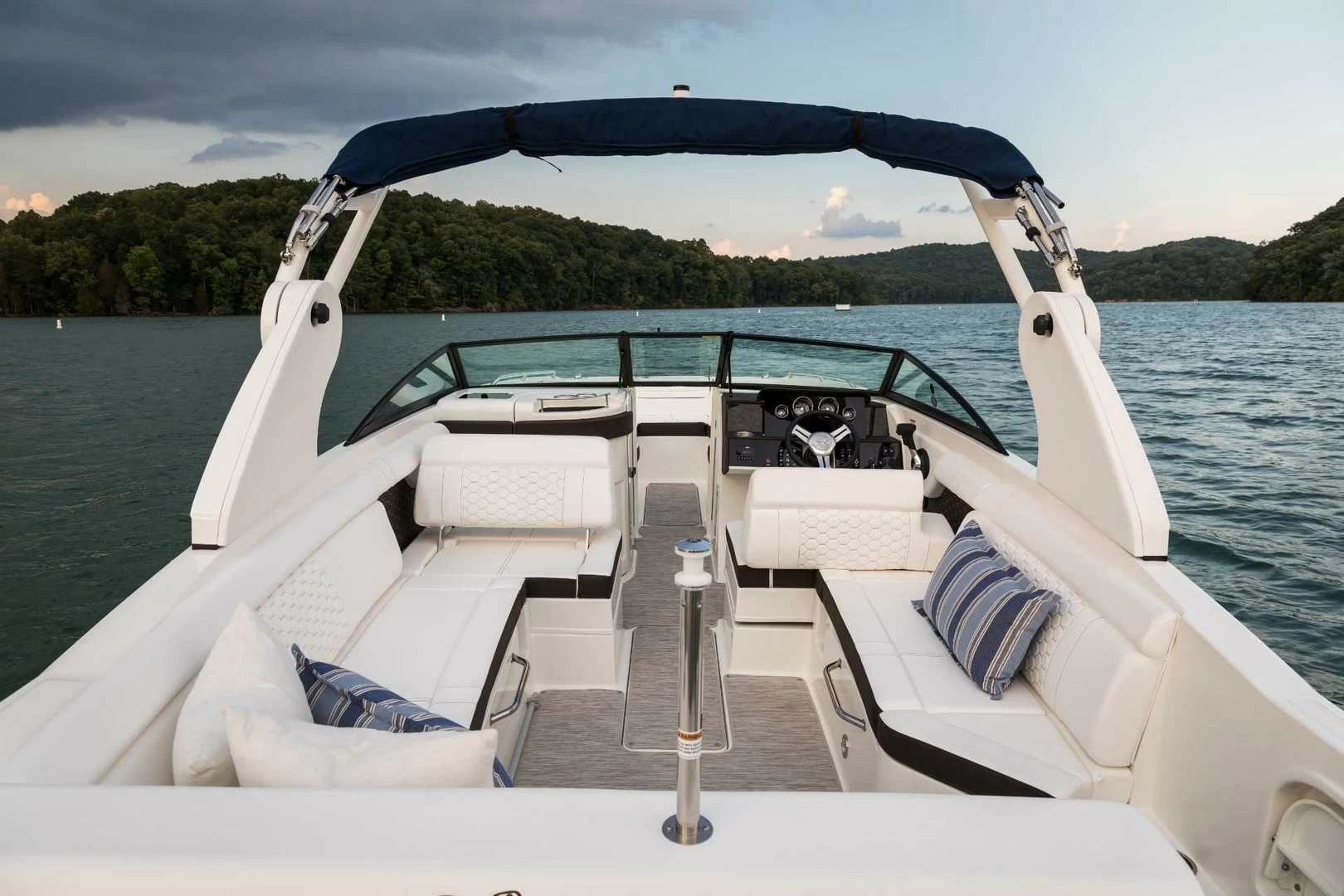 希瑞(SeaRay)SDX270舷外机游艇舱内