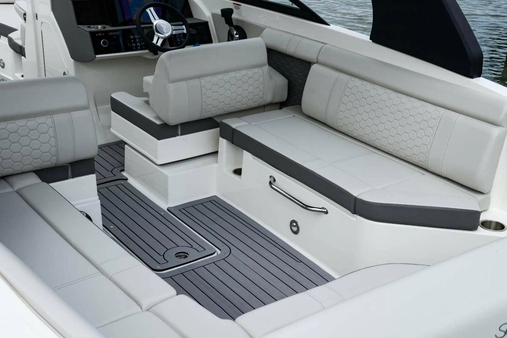 希瑞(SeaRay)SDX270舷外机游艇沙发