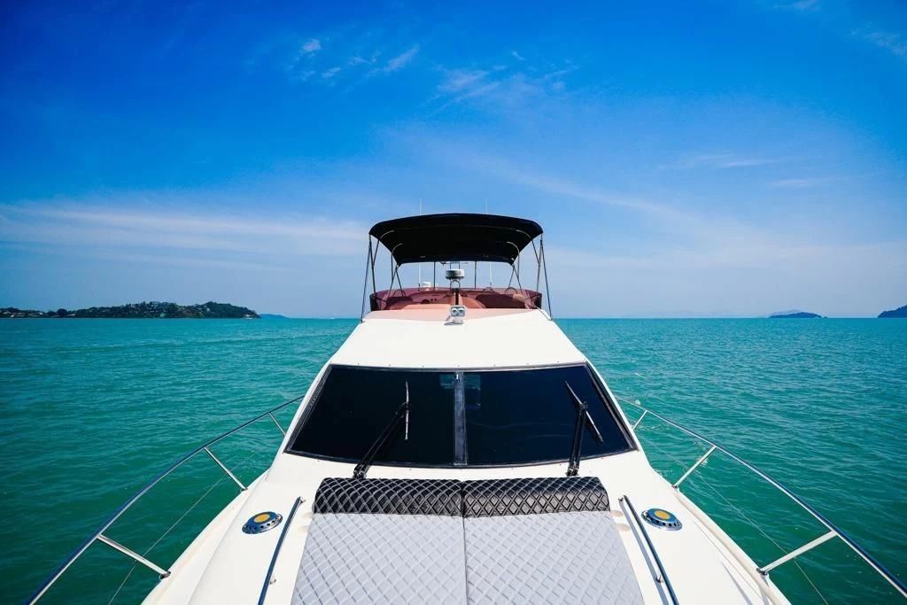 菲尔兰（Fairline）43二手飞桥游艇前甲板