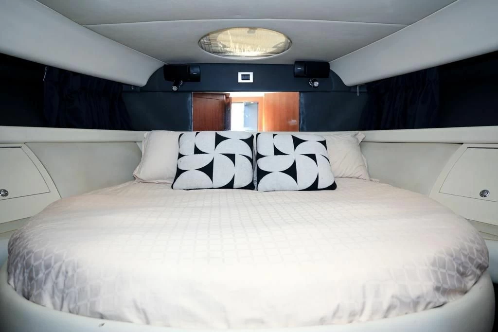 菲尔兰（Fairline）43二手飞桥游艇卧室