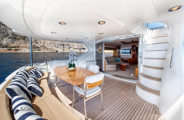 圣汐克(Sunseeker)82二手豪华飞桥游艇船艉休闲区