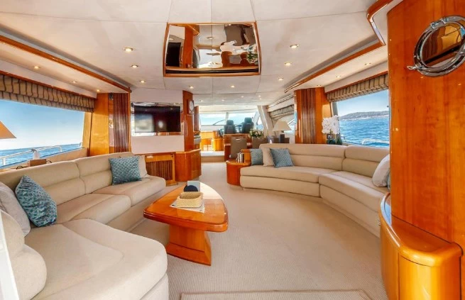 圣汐克(Sunseeker)82二手豪华飞桥游艇船舱沙龙区