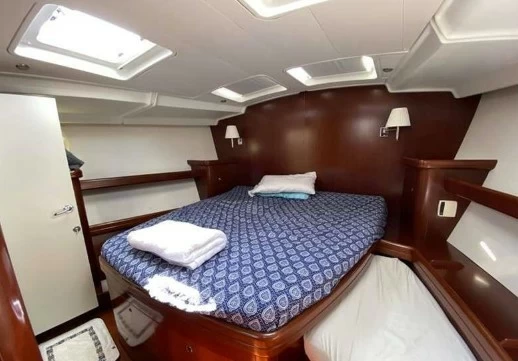 博纳多(Beneteau)遨享仕523二手单体帆船客舱区