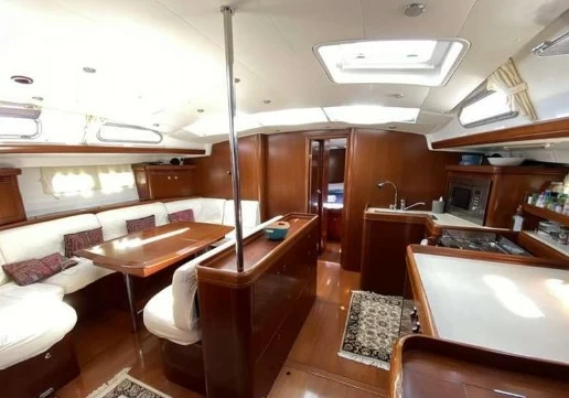 博纳多(Beneteau)遨享仕523二手单体帆船船舱