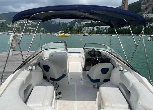 瑞格2400BowRider二手小游艇驾驶舱