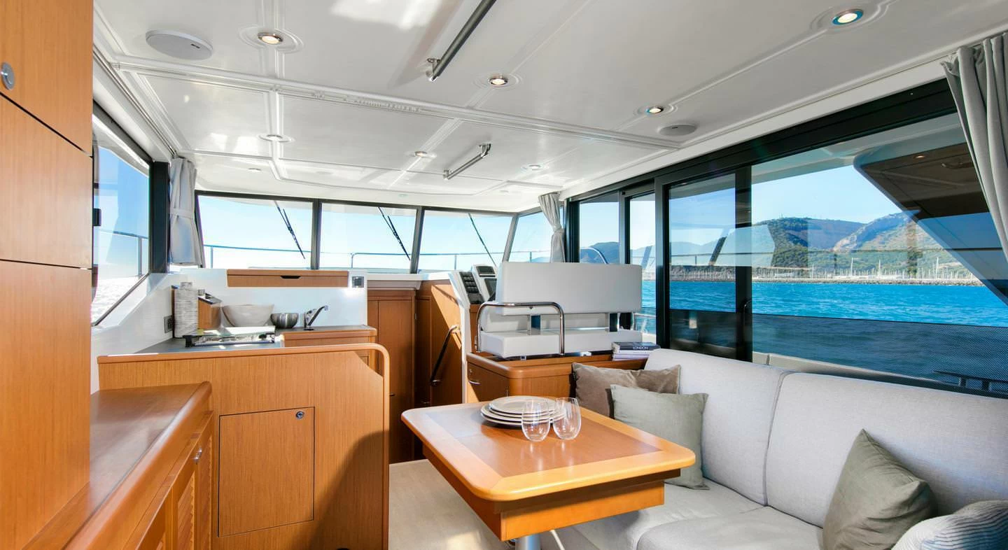博纳多(Beneteau)思乐35私人飞桥游艇驾驶舱