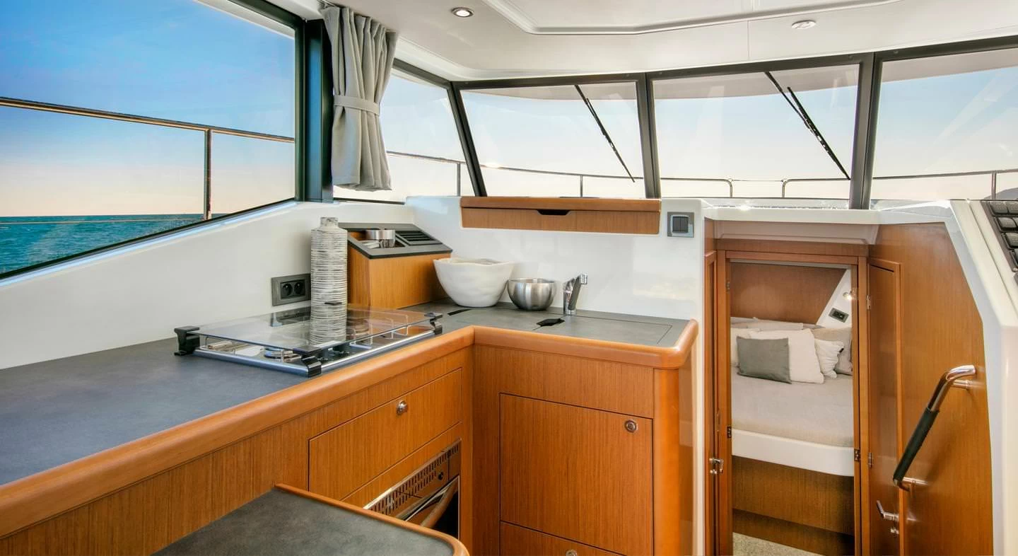 博纳多(Beneteau)思乐35私人飞桥游艇厨房区