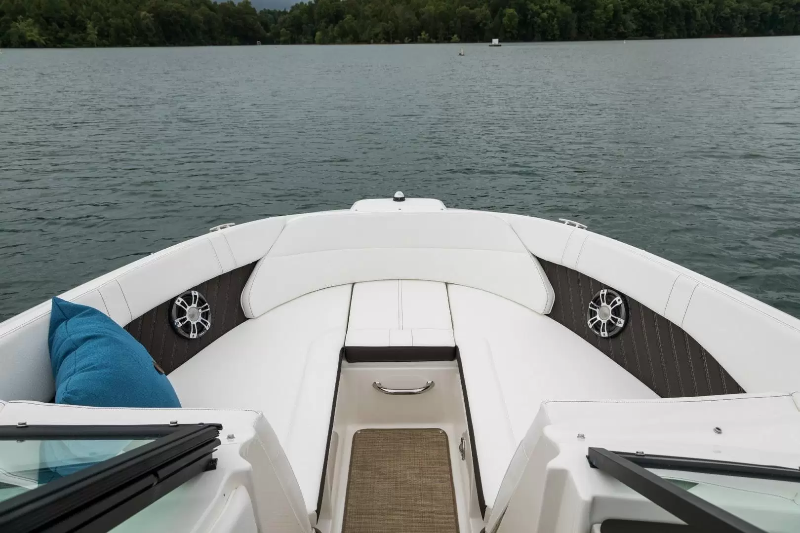 希瑞(SeaRay)SPX230运动小快艇船艏座位区