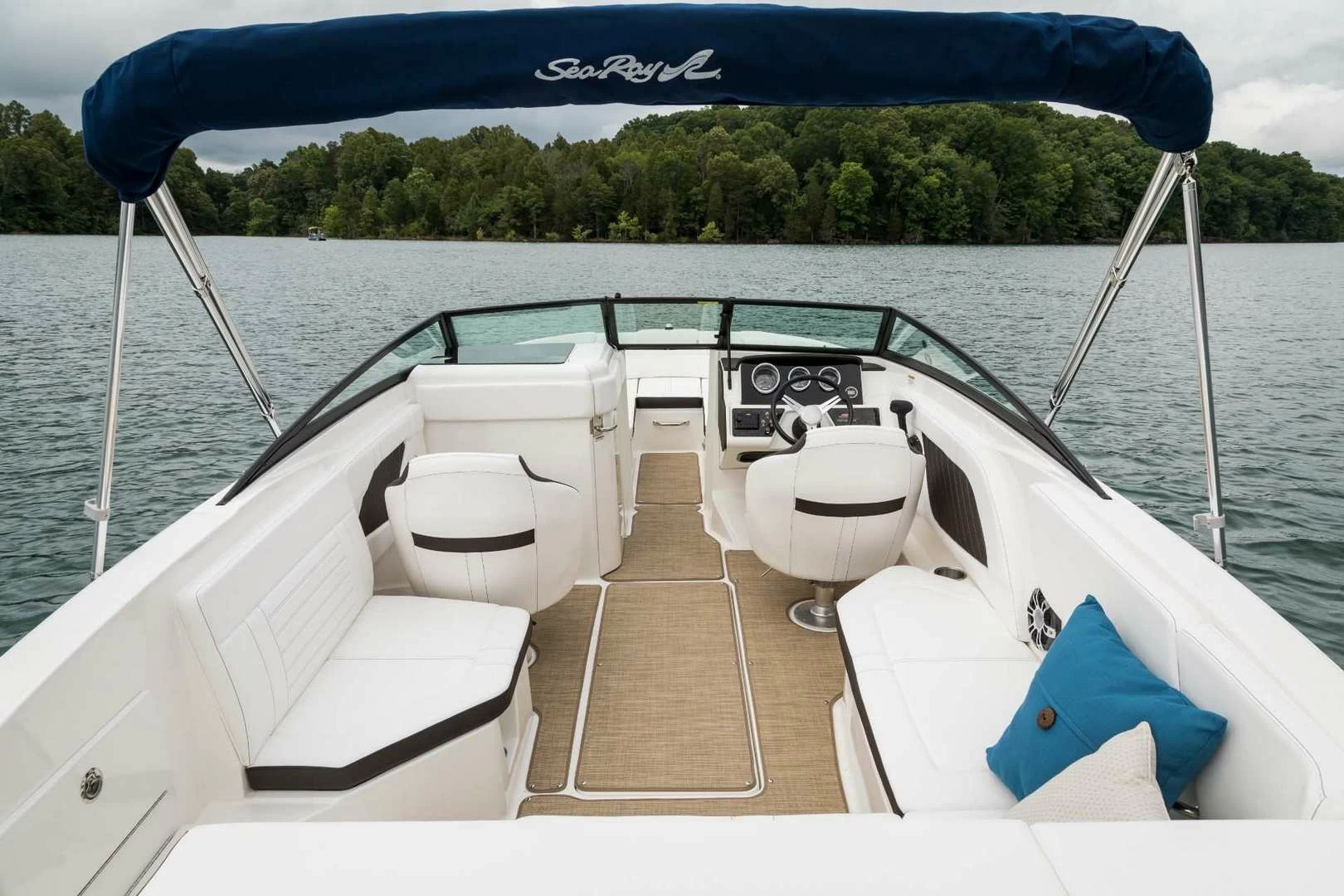 希瑞(SeaRay)SPX230运动小快艇驾驶区