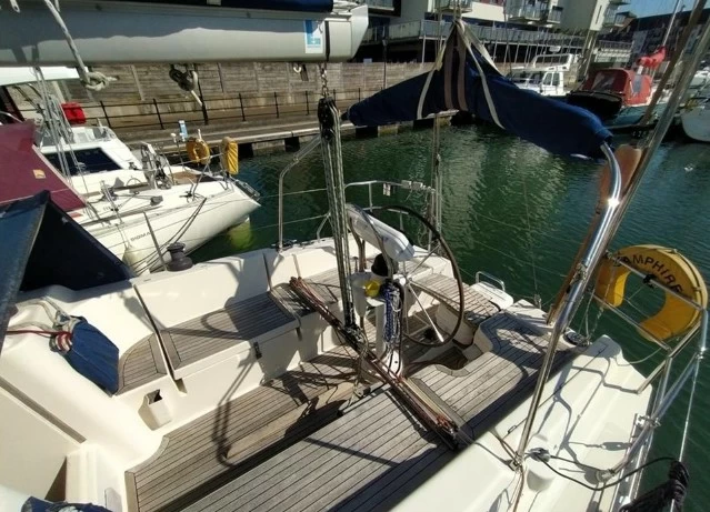 汉斯(Hanse)371二手单体帆船中控甲板