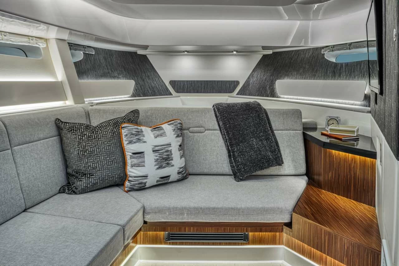 希瑞(SeaRay)Sundancer370OB快艇沙龙区