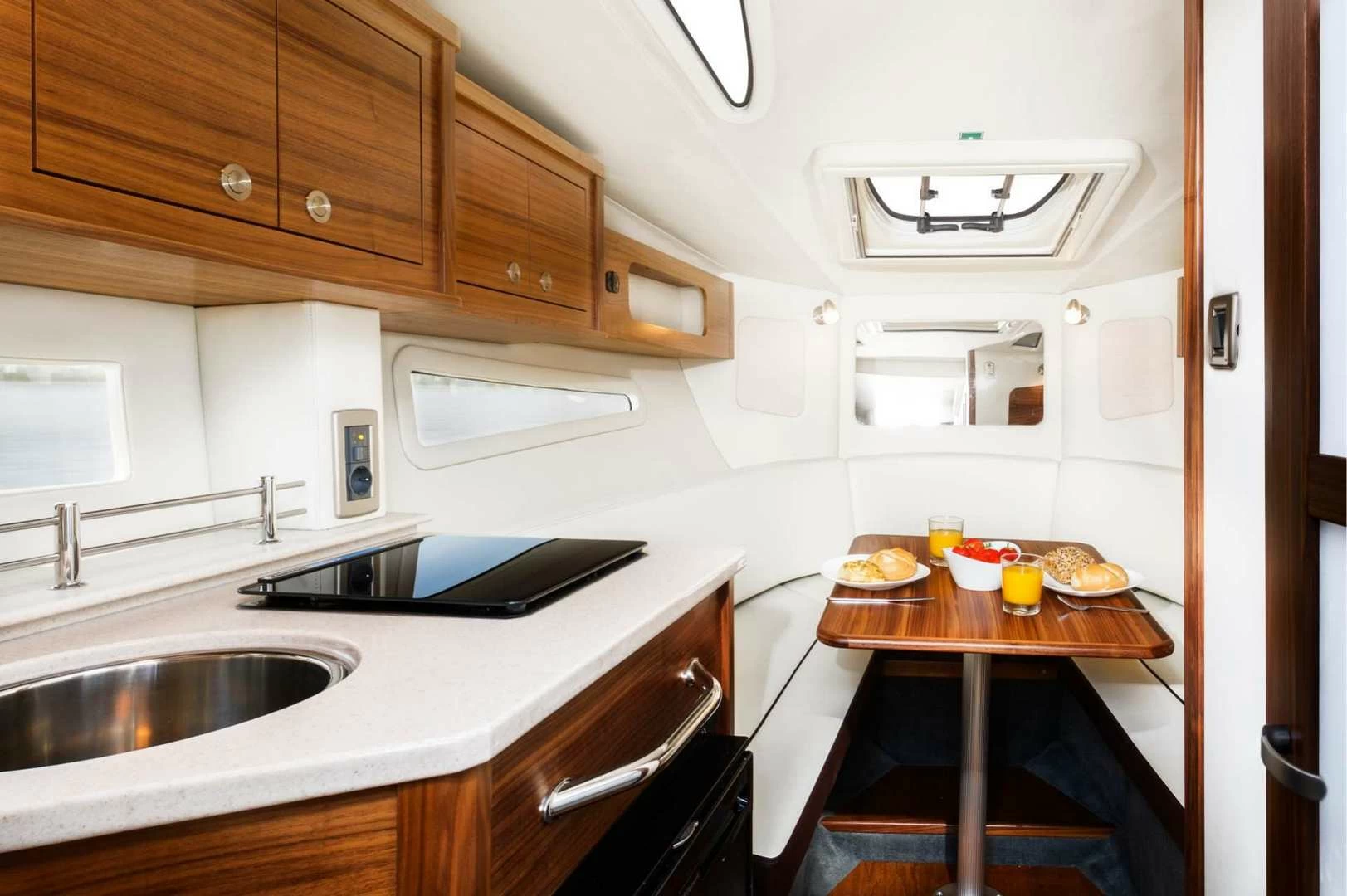 希瑞(SeaRay)Sundancer265运动游艇船舱