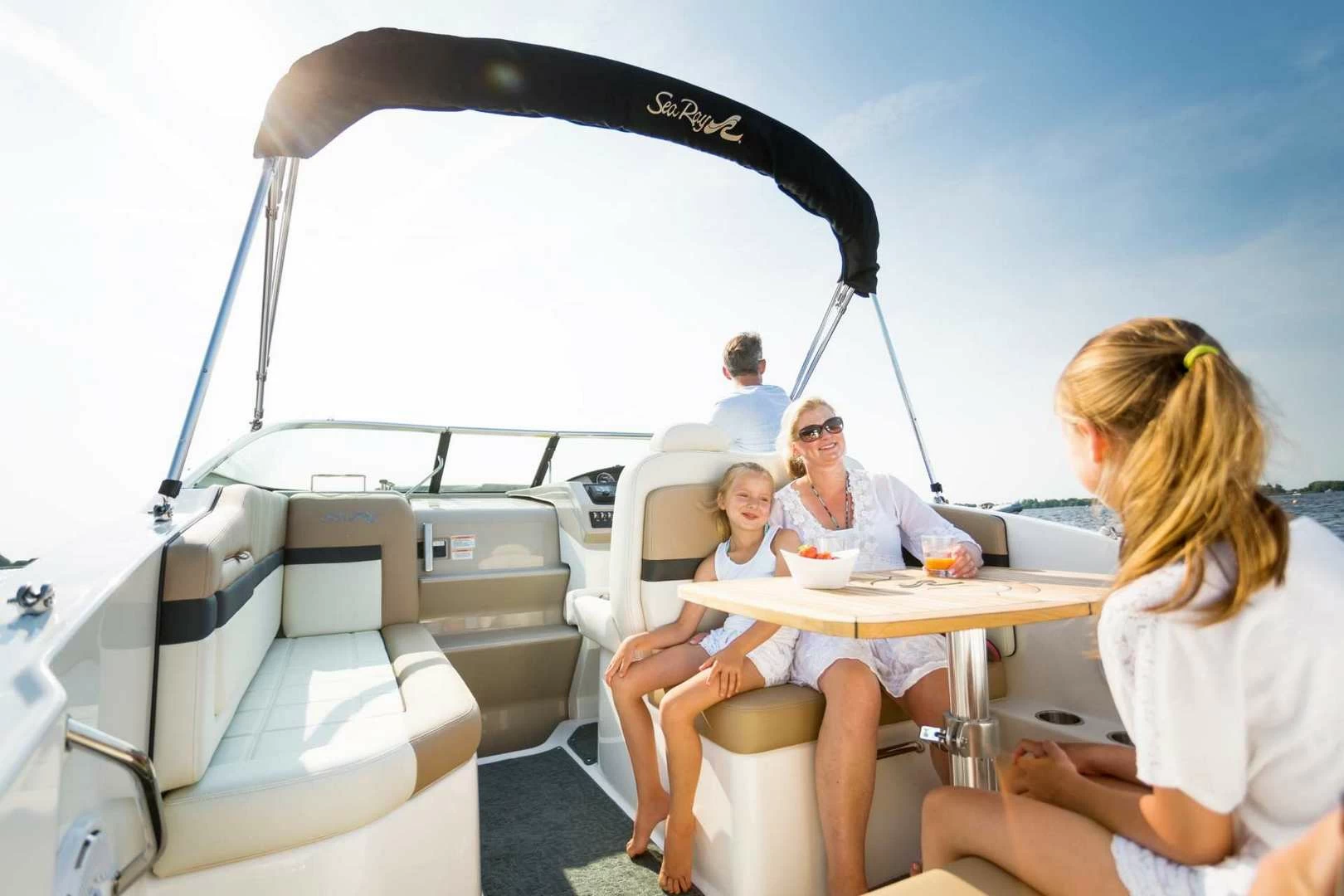 希瑞(SeaRay)Sundancer265运动游艇座位区
