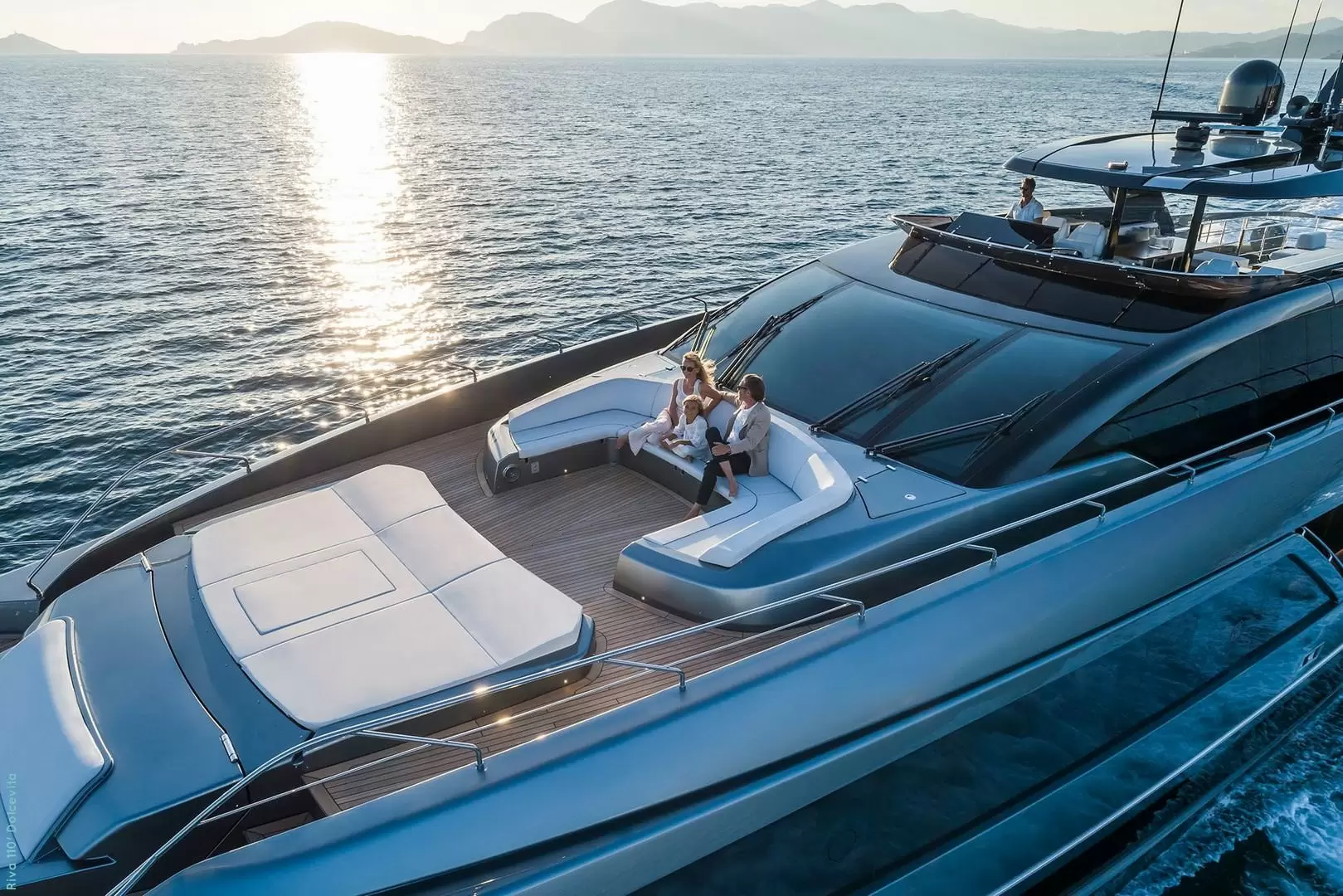 丽娃（Riva）110Dolcevita飞桥游艇前甲板