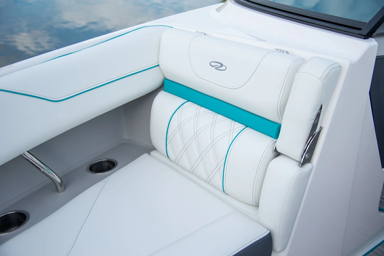 瑞格(Regal)LS4Surf小型快艇座位