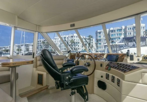 子午线490Pilothouse二手游艇中控