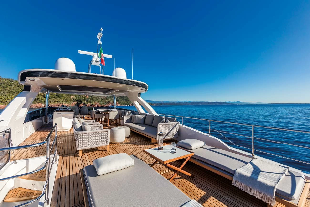 雅舶仕(Absolute)Navetta73豪华飞桥游艇飞桥区