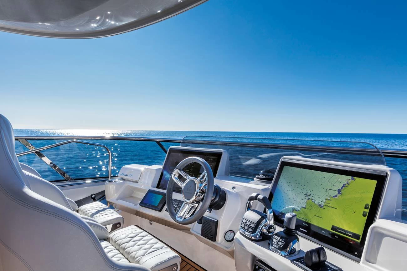 雅舶仕(Absolute)Navetta73豪华飞桥游艇飞桥驾驶区