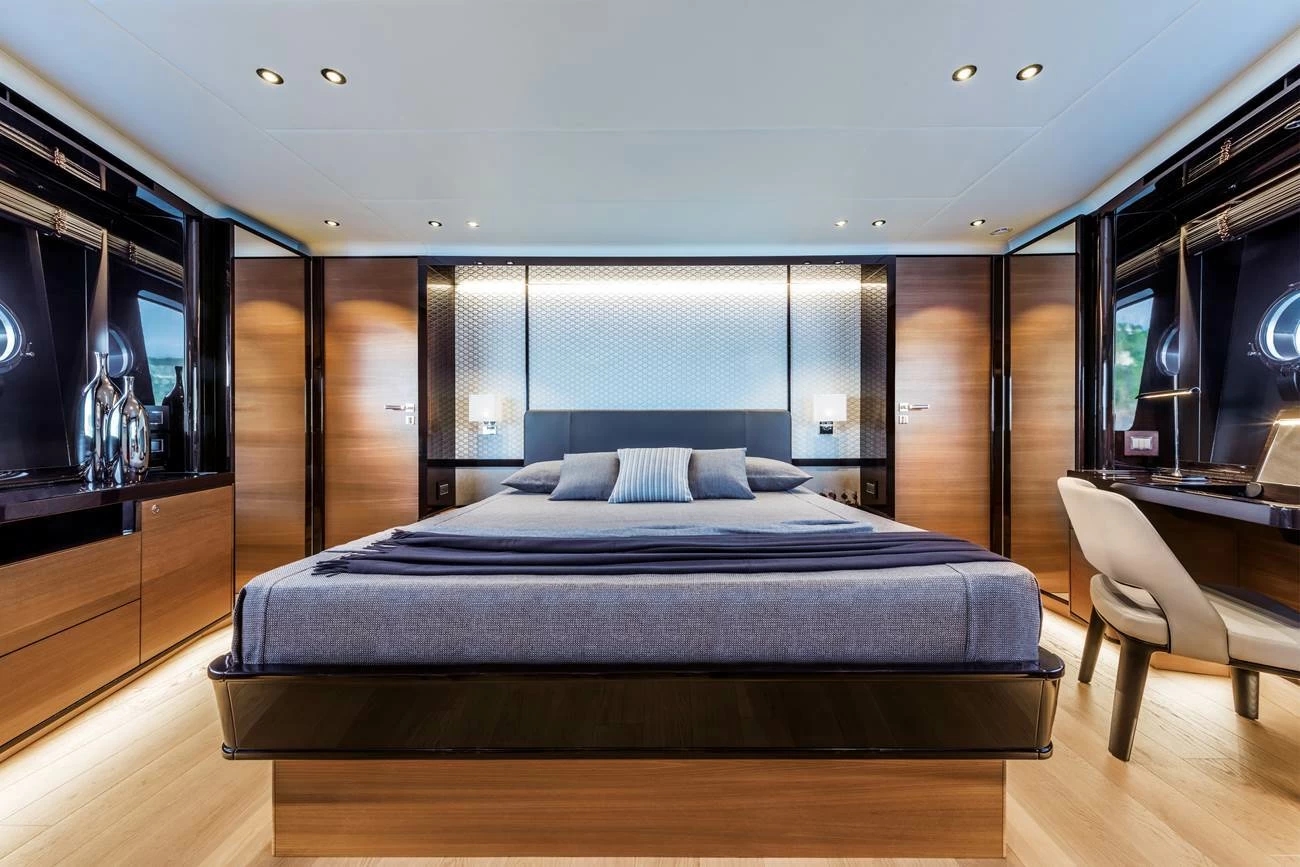雅舶仕(Absolute)Navetta73豪华飞桥游艇客舱