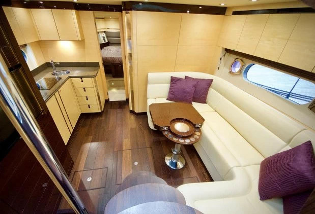 圣汐克（Sunseeker）SanRemo485豪华二手游艇沙龙区