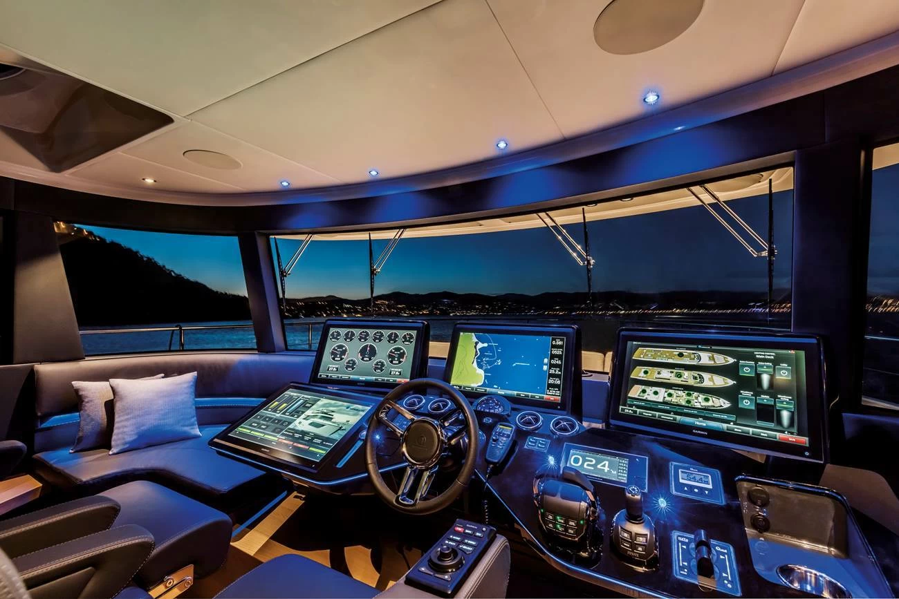 雅舶仕(Absolute)Navetta73豪华飞桥游艇驾驶区