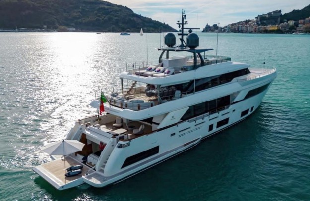 2019年款定制法拉帝Navetta37游艇，二手现售1380万欧！